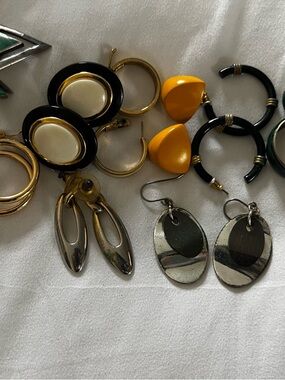 Lot of vintage 1970’s pieced earrings set costume jewelry